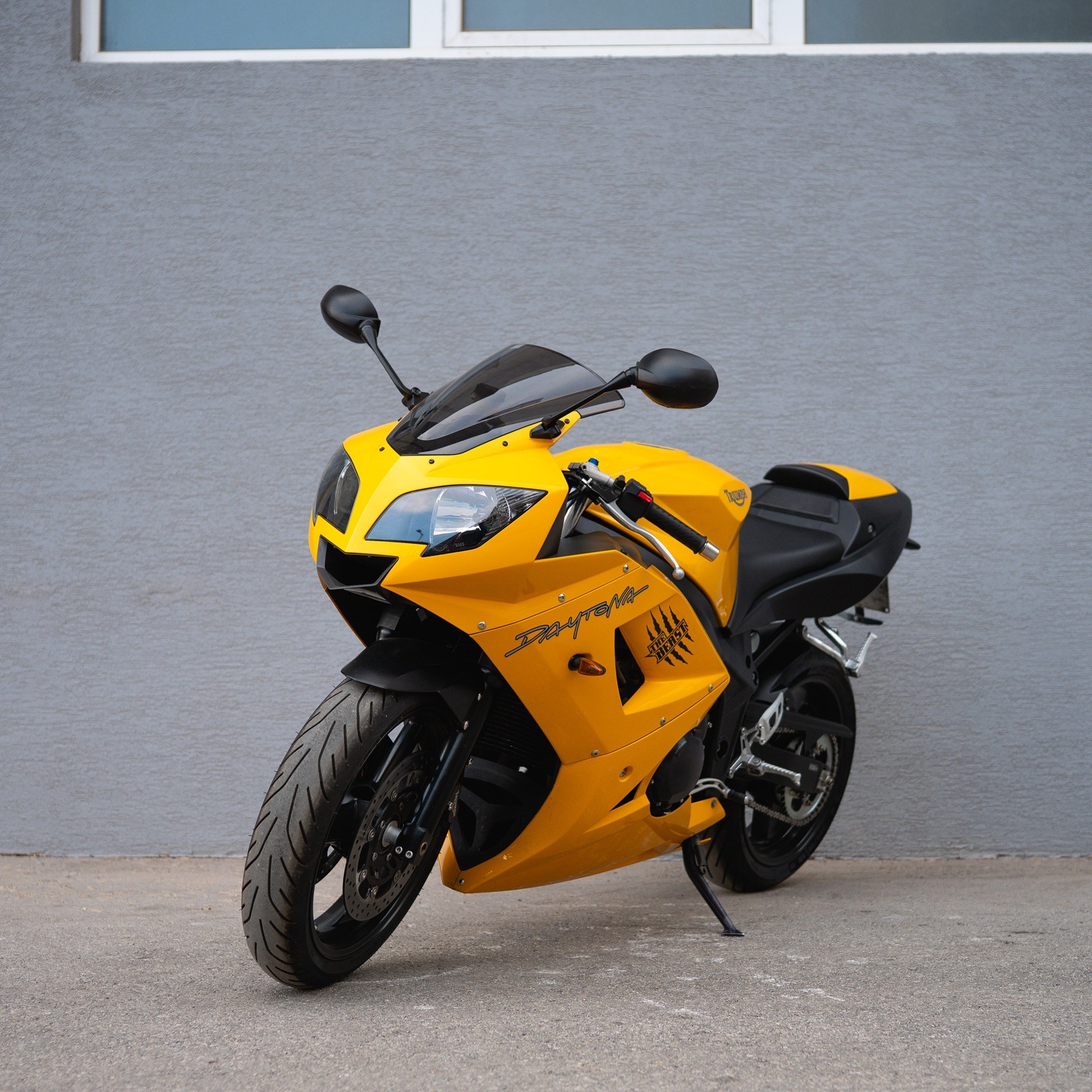 TRIUMPH DAYTONA 600